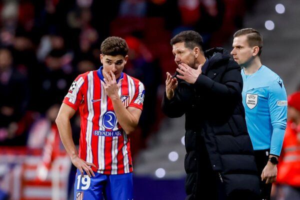 Simeone i jep fund spekulimeve për Alvarezin, Atletico e konsideron të paprekshëm