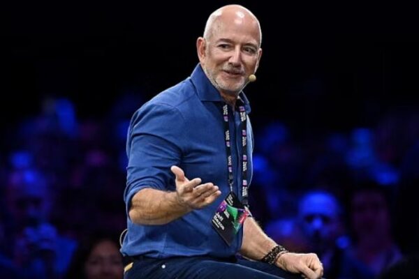 Jeff Bezos, pranë akordit për blerjen e 30% të kuotave të Liverpool-it