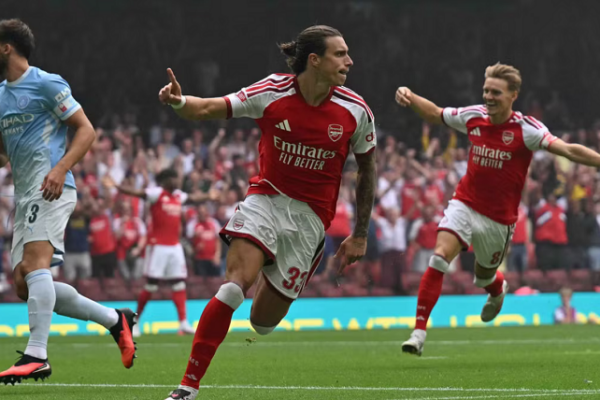 Arsenal shkatërron City-n dhe e nis sezonin me trofe (Video)
