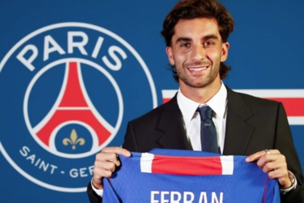 Ferran Torres zyrtarisht te Paris Saint-Germain