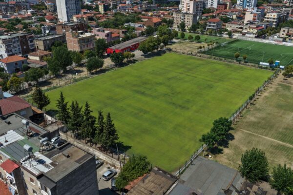 Kompleksi Sportiv “Shefqet Lamçja”, përfundon rikonstruksioni i fushës me bar natyral