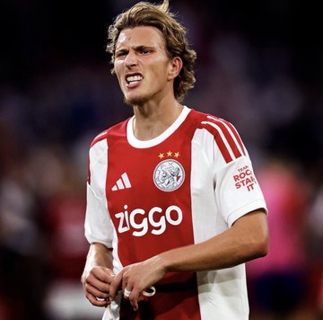 PSG përgatit ofertë të re për Mika Godts, Ajax kërkon mbi 50 milionë euro