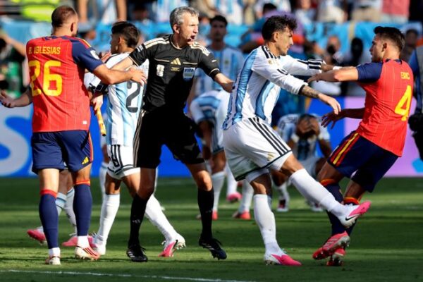 FIFA lehtëson pezullimet e yjeve të Argjentinës