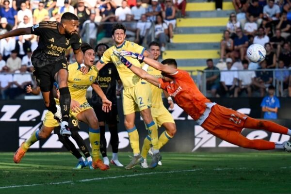 Juventusi e nis me fitore, Zhegrova paraqitet në pjesën e dytë