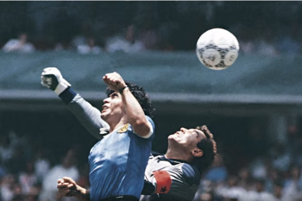 Maradona, del në ankand topi legjendar i “Dorës së Zotit”. Çmimi nis nga 2.5 milionë dollarë