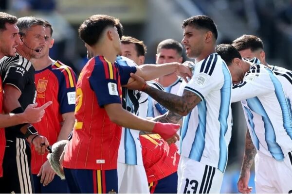 FIFA “godet” Argjentinën: Gjoba të majme dhe deri në 10 ndeshje pezullim
