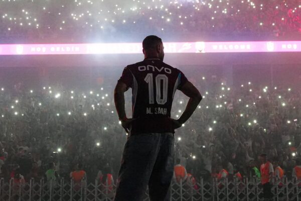 Spektakël në Trabzon! Mohamed Salah prezantohet par 41 mijë tifozëve