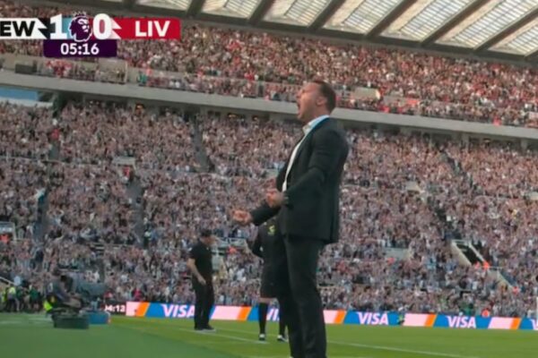 Newcastle zë në befasi Liverpool-in që në minutat e para dhe shkon në avantazh në dhomat e zhveshjes (video)