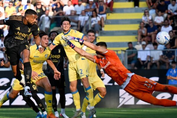 VIDEO: Një mbrojtës nderon Juventusin në pjesën e parë ndaj Frosinone