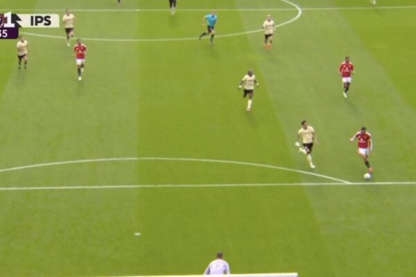 Dy gafa qesharake, Man. United befasohet nga Ipswich në pjesën e parë (video)