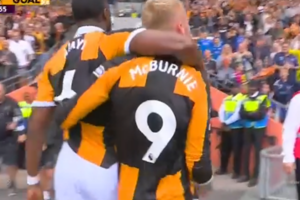 Hull shtang United, pjesa e parë mbyllet 2-0 (Video)