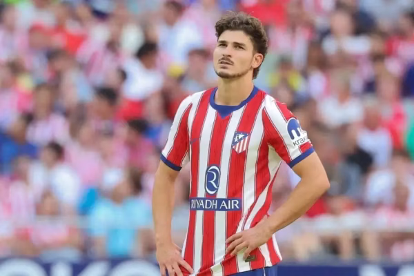 U vërshëllye nga tifozët e Atleticos, Julian Alvarez ia hap derën Arsenalit