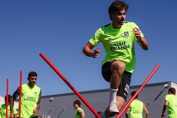 Alvarez rinis stërvitjen me Atletico, por ka vetëm 36 orë të vendosë për të ardhmen