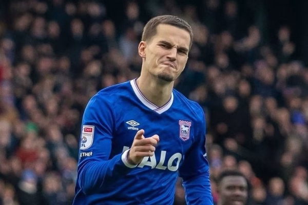 Gjithnjë e më larg Ipswichit për Anis Mehmetin futen në garë skuadrat nga Championshipi