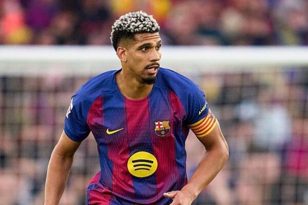 Goditje e befasishme e Liverpool në mbrojtje, merr Ronald Araujo nga Barcelona