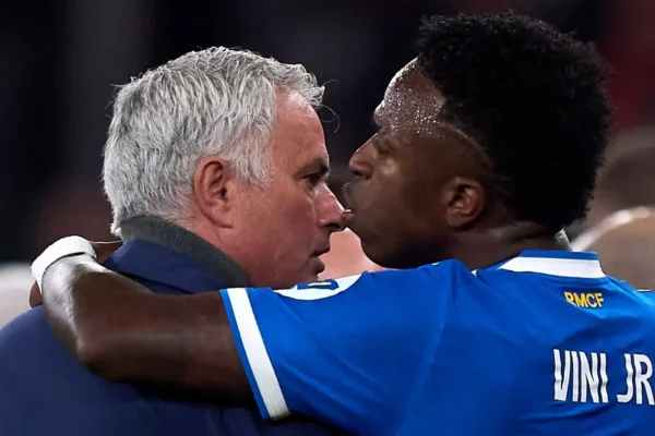 Mourinho zbulon bisedën me Vinicius dhe si e bindi të rinovojë: Mos u largo, ti njeh vetëm Real Madrid