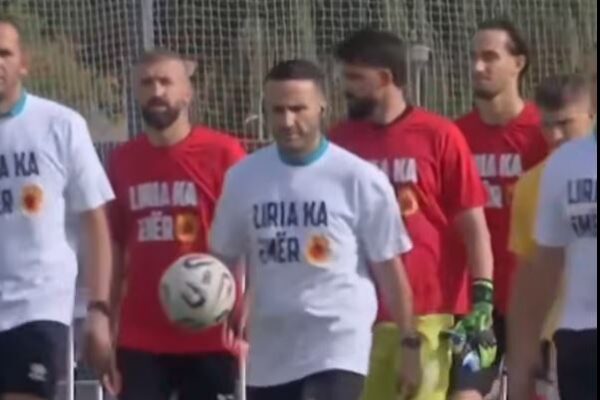 Futbollistët e Drenicës dhe Ballkanit hyjnë në fushë me maicat “Liria Ka Emër”