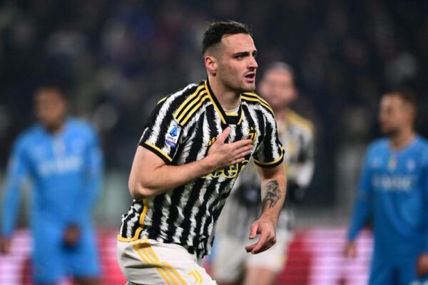 U dëmtua kur tifozët hynë në fushë pas miqësores, titullari i Juventus në dyshim për ndeshjen hapëse