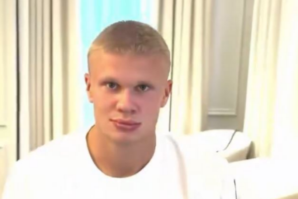 “Qethet” Haaland, kërcënon kundërshtarët me look-un e ri