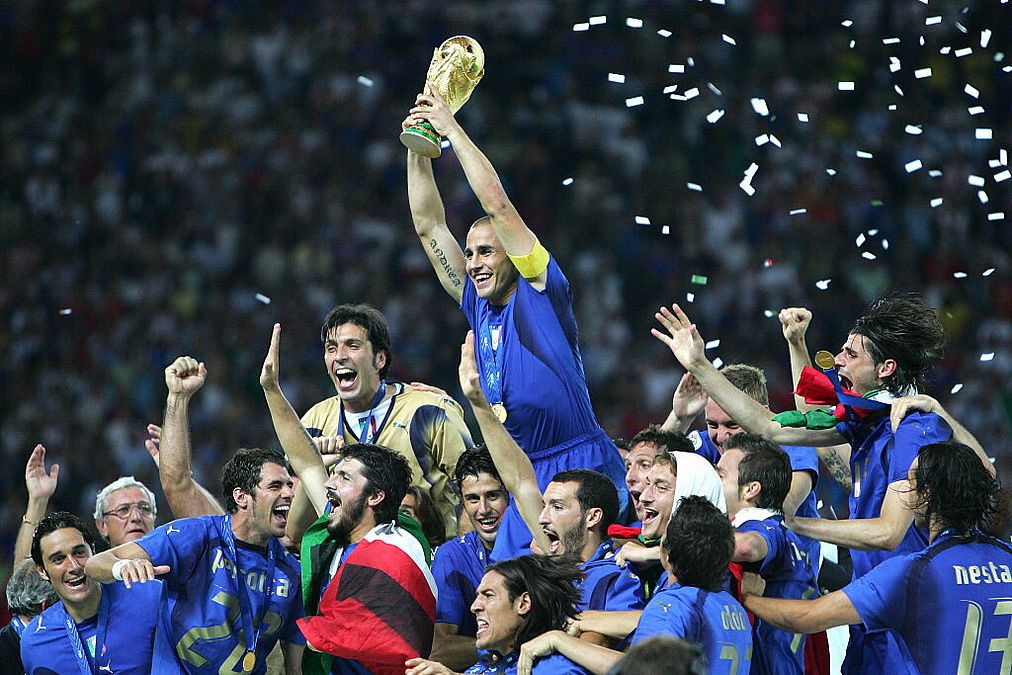 &copy; Getty Images | 9 luglio 2006: Fabio Cannavaro alza al cielo la Coppa del Mondo dopo la vittoria contro la Francia a Berlino