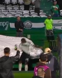 Festoi golin, por përfundoi në tunelin e stadiumit: momenti i pazakontë që la të gjithë pa fjalë