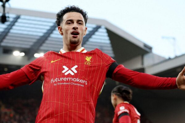 Chivu nuk heq dorë nga Curtis Jones për mesfushën, Liverpool kërkon 40 milionë euro