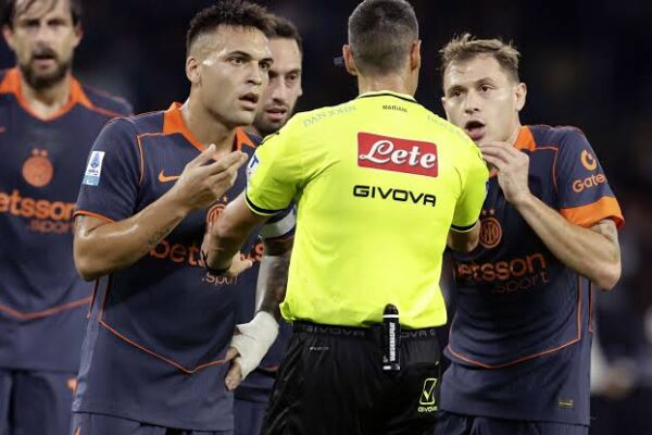 Tension në fushë mes Lautaro Martinez dhe gjyqtarit Marinelli: Qetësohu pak, me ty nuk mund të flasësh