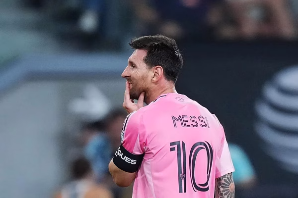 Messi rikthehet në fushë pas humbjes së babait, pritet me ovacione të mëdha nga stadiumi