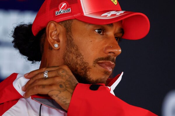 Hamilton ngre zërin kundër Ferrarit: Humba podin nga një vendim i gabuar i skuadrës!