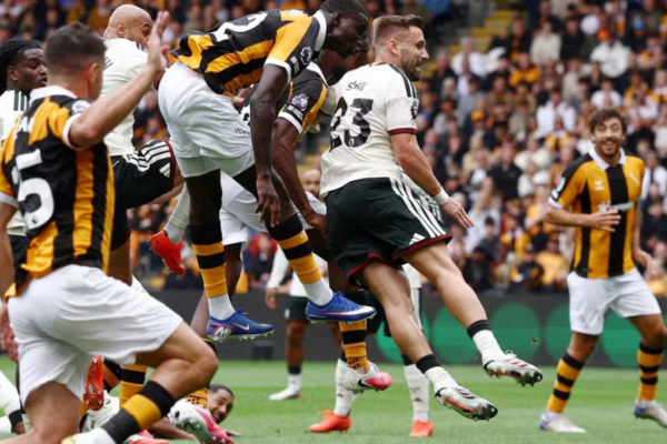 Zhgënjen Manchester United, Hull feston me fitore rikthimin në Premier League