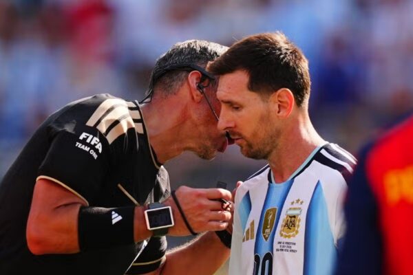 “Messi, kontrollo Paredes-in. Nuk dua… e ka një të verdhë. Kontrolloje të lutem. Gjithmonë!”