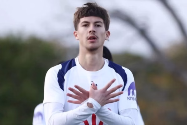 Talenti shqiptar nënshkruan kontratë profesionale me Tottenham Hotspurin