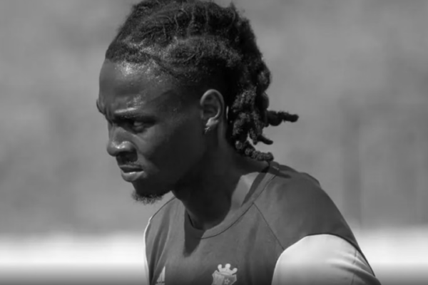 Tragjedi në Portugali, futbollisti 25-vjeçar ndërron jetë në fushë
