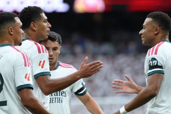 Problemet në mesfushë janë sëish të mëdha, Real Madrid i rikthehet pistës së vjetër. Duhen 100 milionë euro