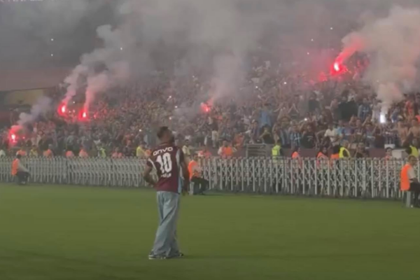 Prezantimi i jashtëzakonshëm i Salah, stadiumi i stërmbushur me tifozë