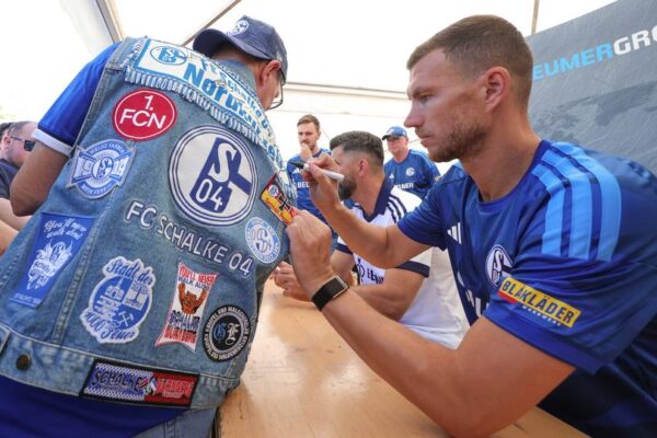 Schalke kthehet në elitë pas 3 vitesh, radhë për bileta dhe 40 mijë fanella të shitura për 2 orë