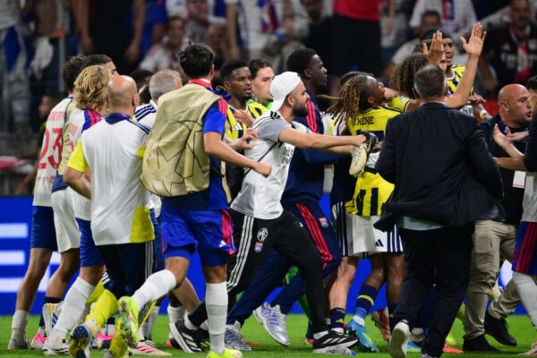 Guendouzi provokon tifozët, Openda sulmohet nga punonjësi i shtypit! Sherr masiv pas Lion-Fenerbahce