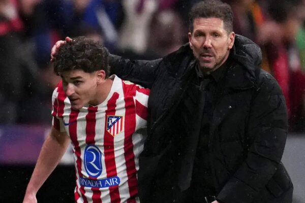 “Shumë respekt për tifozët tanë”, Diego Simeone habit me reagimin ndaj atyre që ofenduan Julian Alvarez