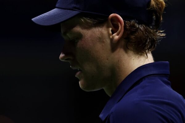 Problemet në gjurin e djathtë penalizojnë Jannik Sinner-in, italiani heq dorë nga US Open