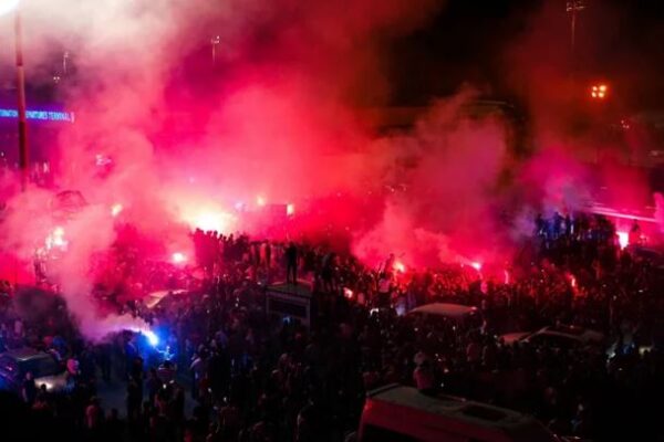 Trabzoni në flakë, mijëra njerëz e “kallin” qytetin pas transferimit të Salah
