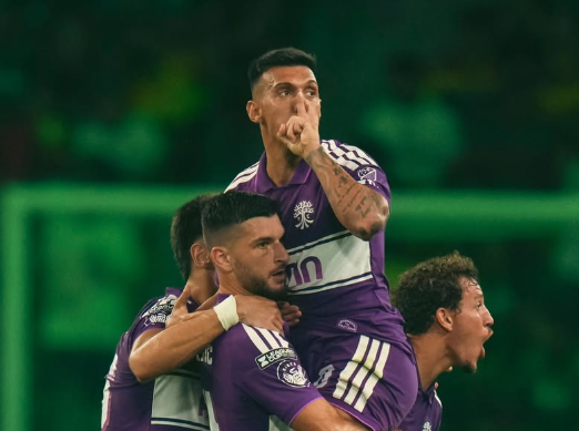 Uzuni protagonist, Austin kualifikohet në çerekfinale