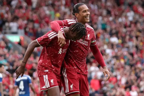 Van Dijk: Te Liverpool ka lindur një mbrojtje dhe ekip i ri, por fillimi duket i mbarë