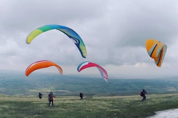 Tre pilotë nga Kosova në Top 10-shen e botës në paragllajdizëm