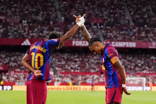 Barcelona e mposhti në udhëtim Sevillan, shkëlqen Raphinha