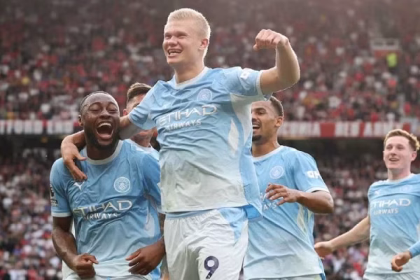 Man City triumfon me dhjetë lojtarë ndaj Man United në derbi