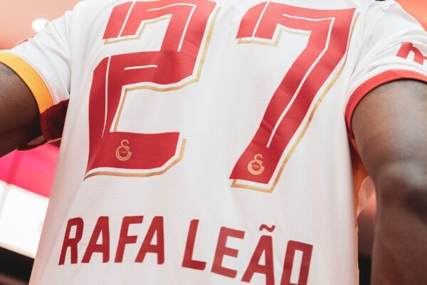 Tifozët e Gallatasaraj çmenden pas Rafael Leao, 50 mijë fanella të shitura brenda 3 ditësh