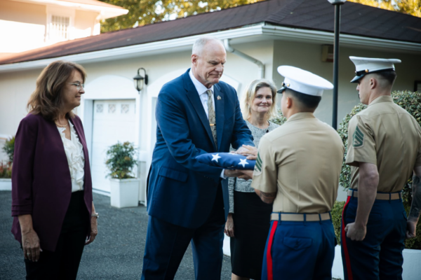 Marinsat amerikanë ngrenë flamurin në rezidencën zyrtare, ambasada e SHBA-së: Një kapitull i ri nis në Shqipëri