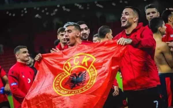 Futbollistët e Shqipërisë festojnë me flamurin e UÇK-së