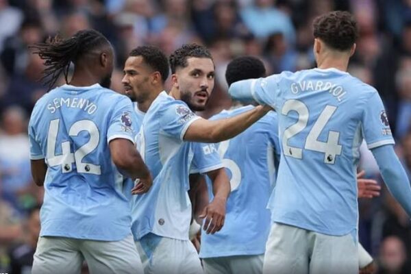 Manchester City është tri pikë larg Arsenalit, feston edhe Liverpooli