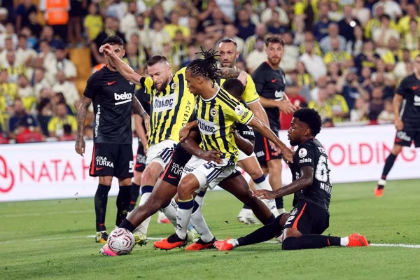 Tragjedi: Tifozi i Fenerbahçes vdes gjatë derbit me Beshiktashin